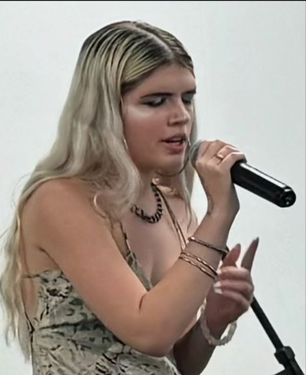 la única certeza que tengo en la vida es que cantar es lo que quiero hacer hasta mi ultimo suspiro 🎤🤍 (2).jpg